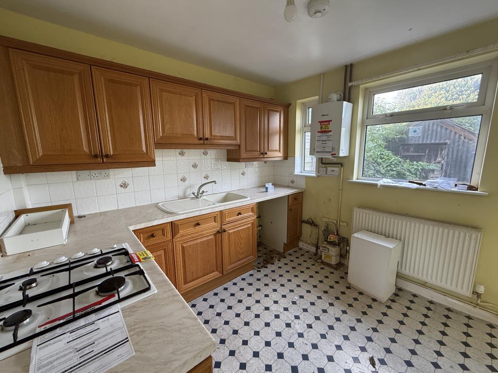 Lot: 129 - HOUSE IN NEED OF IMPROVEMENT - Kitchen in House in Need of Improvement